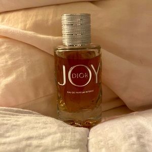 Dior Joy Intense 1.7. I used it once. Smells amazing! It’s a spray.